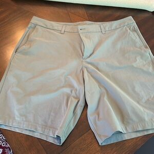 Men's Lulu grayish shorts